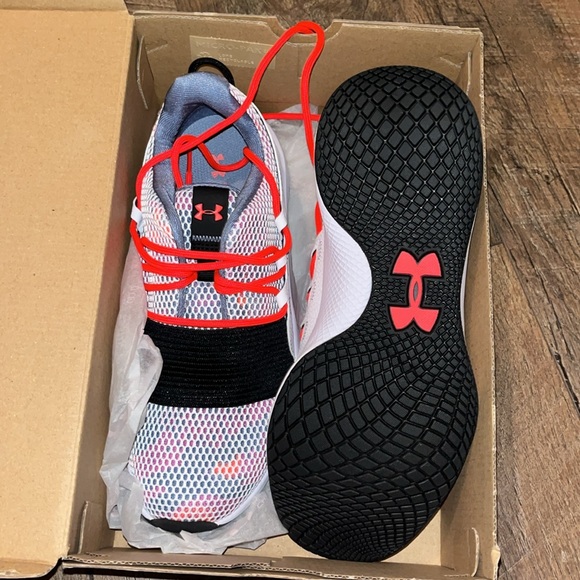 NWT Under Armour charged breathe lace PR in gray, black & hot pink 8.5 - Picture 2 of 3
